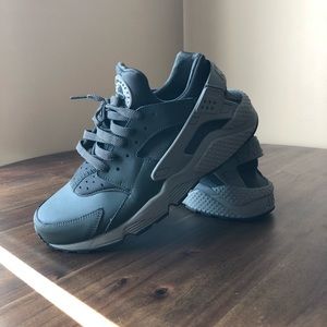 Nike Huarache SZ 10.5 Sequoia/Dark Stucco/Black